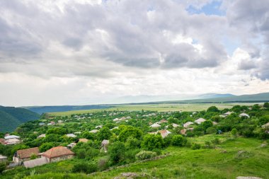 Bulutlu bir günde Dashbashi Kanyonu 'ndaki eski Gürcü köy evleri.