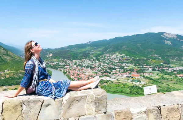 Jovem Mulher Caucasiana Turista Vestido Senta Parede Tijolo Pose Para — Fotografia de Stock