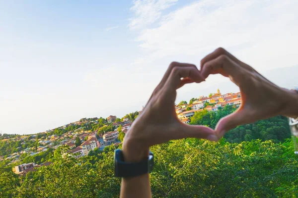 Mulher Bonito Faz Mão Forma Coração Com Amor Cidade Sighnaghi — Fotografia de Stock