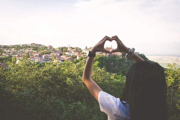 Mulher Bonito Faz Mão Forma Coração Com Amor Cidade Sighnaghi — Fotografia de Stock