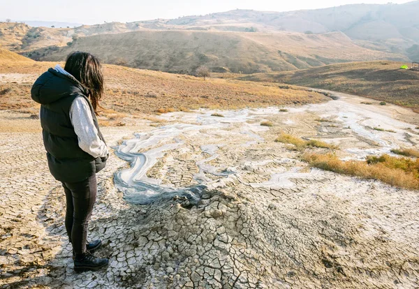 Dişi Turist Ayakta Duruyor Çamur Volkanları Chachuna Nın Doğal Yaşam — Stok fotoğraf