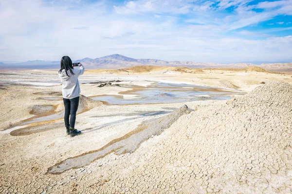 Persona Turistica Femminile Scatta Una Foto Paesaggio Mozzafiato Fango Vulcano — Foto Stock