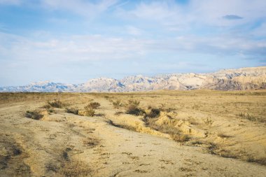 Vashlovani Ulusal Parkı 'ndaki göz kamaştırıcı uçurumlar. Güzel sonbahar ağaçları ve yollar.