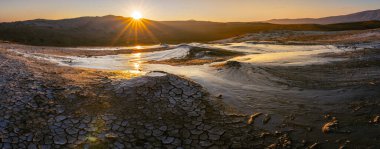 Çamur volkanlarının geniş panoramik manzarası. Gürcistan 'da Chahuna' da baş döndürücü bir gündoğumu..