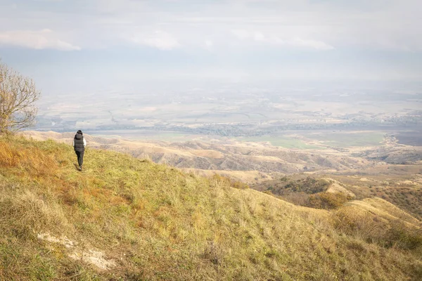 Vrouwelijke Persoon Wandelingen Zwarte Berg Met Panoramisch Uitzicht Vashlovani Nationaal — Stockfoto