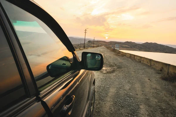 Detailní Pohled Auto Štěrkové Cestě Mostě Západem Slunce Pozadí Chachuna — Stock fotografie