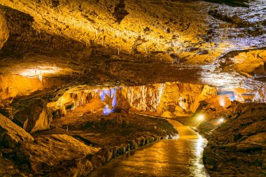 Prometheus mağarası ve turist olmayan patika. Gürcistan 'da seyahat yerleri ve turistik yerler.