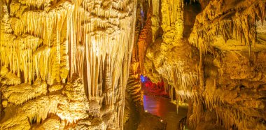 Prometheus mağarası ve turist olmayan patika. Gürcistan 'da seyahat yerleri ve turistik yerler.