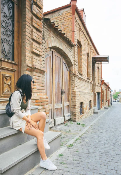 Mulher Turística Senta Nas Escadas Olha Para Rua Telavi Destino — Fotografia de Stock