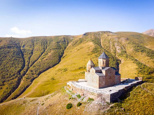 Letecký Pohled Kostel Gergetiho Trojice Kopci Bez Turistů Kazbegi — Stock fotografie