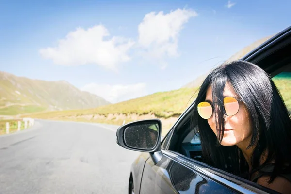 Wanita Kaukasia Berambut Gelap Memuncak Wajah Dari Jendela Mobil Melihat — Stok Foto
