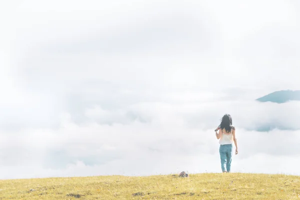 여성은 그대로의 모습으로 구름이 걷는다 자유와 — 스톡 사진