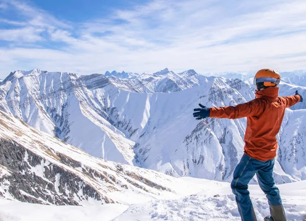 Мужчина Стоит Вершине Гудаури Обнимает Концепцию Снежных Гор — стоковое фото
