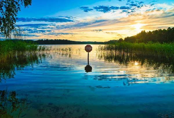 Stopp Schild Schönen Sauberen Seewasser Mit Sonnenuntergang — Stockfoto