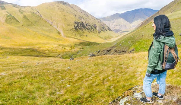 Panoramablick Auf Backpackerin Die Lächelt Und Nach Links Schaut Mit — Stockfoto