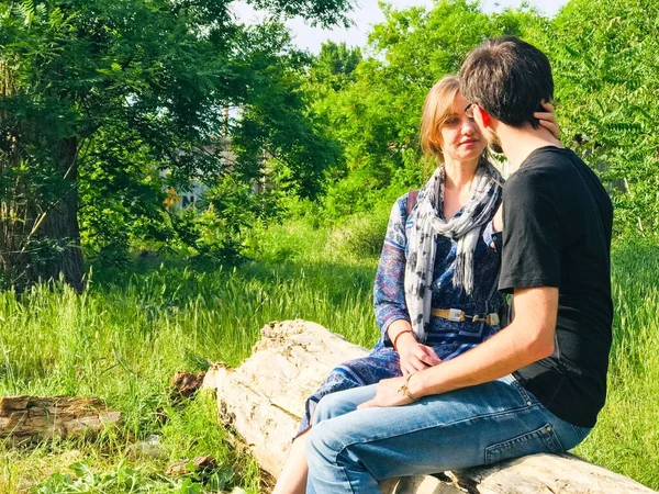 Genç Çift Ağaç Dalına Oturur Birbirine Dokunurken Bakarken Her Arkadaşlıktan — Stok fotoğraf