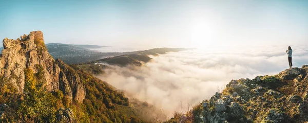 Vista Aérea Una Niña Tomando Una Foto Paisaje Dramático Sobre —  Fotos de Stock