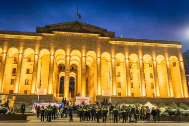 Tiflis, Gürcistan - 25 Şubat 2021: Tiflis 'te yüzüncü yıl dönümü etkinliği. Yıldönümü etkinliğinde parlamento binasının önünde protestocular.