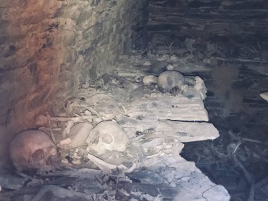 Kafatasları ve kemikleri Anatori 'nin mezarlarına gömüldü.