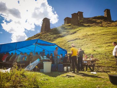 Yukarı Omalo, Tusheti, Gürcistan - 28 Ağustos 20.Tushetoba - geleneksel Tusheti festivali. Tushetianlar Keselo Tepesi 'nde çadır altında ziyafet partisi veriyorlar..