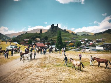 Yukarı Omalo, Tusheti, Georgia - 28 Ağustos, 20.Tushetoba geleneksel at yarışı. At binicileri ve seyirciler geleneksel Toshetian festivalinde bir araya geldiler.