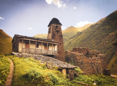 Dartlo köyünde taş kuleler ve geleneksel tusheti evleri.