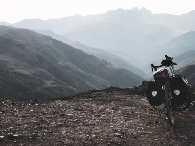 Huysuz, dramatik panoramik dağ manzaralı ve bisikletsiz bir bisiklet durağı.