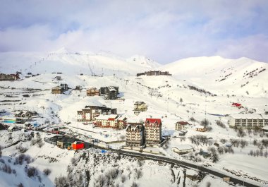Gudauri köyü manzarası, kayak merkezinin arka planına havadan bakıldığında...