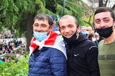 Tiflis, Gürcistan - 9 Nisan 2021: Gürcistan başkentinde sokak gösterisinde genç Gürcü vatanseverler. 