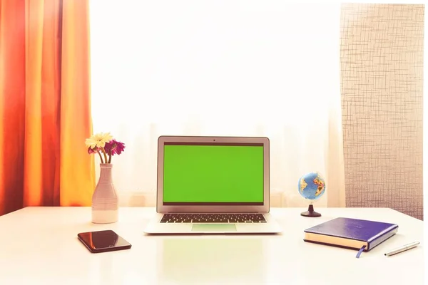 Mock Biały Laptop Pusty Ekran Stole Nowoczesnym Kreatywnym Wzornictwie Domu — Zdjęcie stockowe