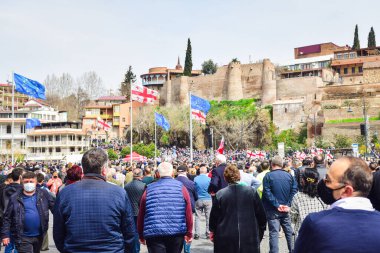 Tiflis, Gürcistan - 9 Nisan 2021: İnsanlar Gürcistan 'ın başkentinde sokaklarda yürüyor. 