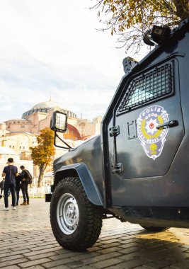 İstanbul, Türkiye - 25 Kasım 2021: Polis zırhlı aracı Sultanahmet bölgesinde turist ve müze arka planda duruyor. Türkiye 'nin turistik bölgelerinde güvenlik ve güvenlik kavramı.