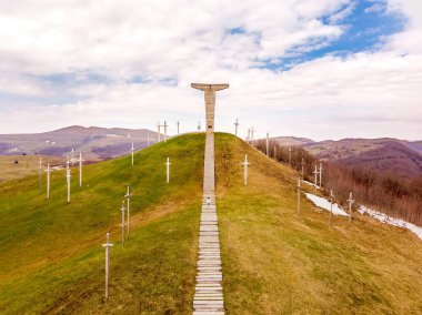 Drone manzaralı kadın turist Didgori 'de merdivenlerden çıkıyor. Tarihi bir anıt. Gürcistan mirası manzaralı yerler