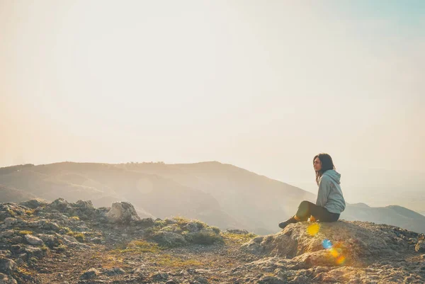 Image Vue Arrière Une Femme Assise Seule Sur Montagne Pointe — Photo