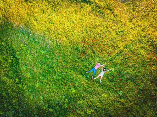 Üst Düzey Bir Çift Açık Havada Yeşil Yaz Tarlasında Mutlu — Stok fotoğraf