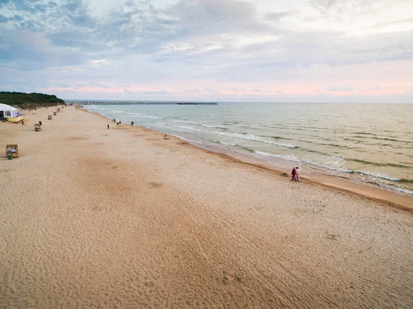 Pessoas Andando Praia Verão Durante Pôr Sol Destino Viagem Palanga — Fotografia de Stock
