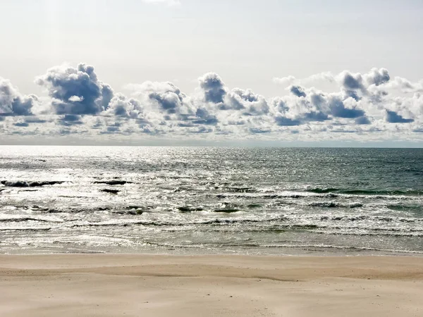 Спокійна Літня Сцена Балтійського Моря Чудове Блакитне Небо Хмарний Пейзаж — стокове фото
