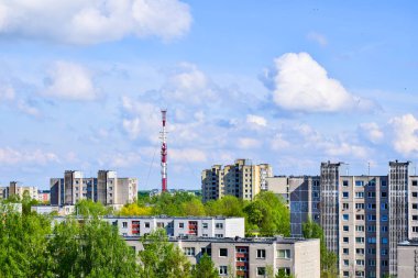 Geleneksel Sovyet tipi blok evi ve televizyon kulesi arka planına sahip Siauliai şehri panoraması