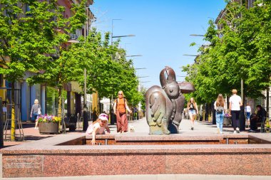 Çeşmeli Siauliai Bulvarı. Litvanyalılar Siauliai şehir merkezinde sıcak ve ferahlatıcı bir suda yaz gününün tadını çıkarıyorlar..