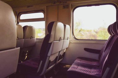Tren vagonundaki boş koltuklar. Litvanya 'nın iç ülke seyahati.