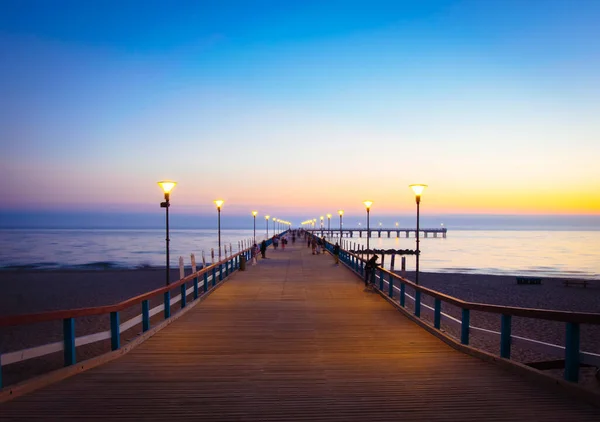 Illuminated Romantischen Vintage Pier Palanga Nach Sonnenuntergang Mit Menschen Fuß — Stockfoto