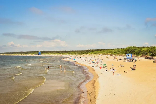 Pessoas Desfrutando Dia Ensolarado Verão Praia Lituânia Famoso Resort Palanga — Fotografia de Stock