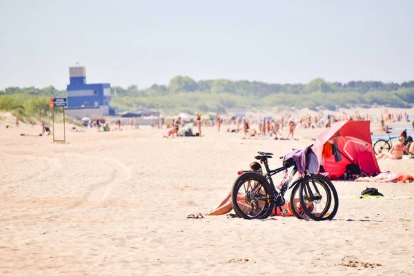 Pessoas Desfrutando Dia Ensolarado Verão Com Bicicletas Praia Lituânia Famoso — Fotografia de Stock