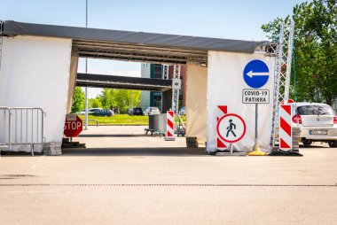 Siauliai, Litvanya -15 Haziran 2021: Litvanya 'da sosyal etkinliklere katılmak için hızlı bir covid testi yaptırmak amacıyla.
