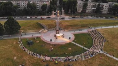 Siauliai, LITHUANIA - 23 Haziran: kırsal halk grubu, kentin ana simgelerinde insanlarla çevrili çeşitli enstrümanlarla performans sergiliyor. 4K UHD