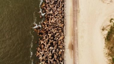 Litvanya kıyısındaki Baltık kıyı şeridi barikatının üzerinden uç - Melnrages molas, Klaipeda