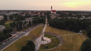 Siauliai, LITHUANIA - 23 Haziran: kırsal halk grubu, kentin ana simgelerinde insanlarla çevrili çeşitli enstrümanlarla performans sergiliyor. 4K UHD