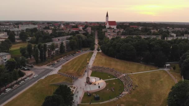 Siauliai Lithuania June23 乡村民谣乐团在主要城市的地标上表演 周围都是人 Uhd — 图库视频影像