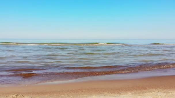 Vista Estática Estrellándose Pequeñas Olas Agua Clara Mar Báltico Tranquilo — Vídeo de stock