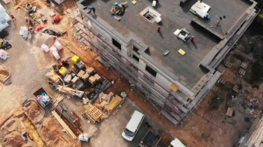 Yeni Yapılanma Geliştirme Alanının Üzerinde Uçuşlar. Şehir İnşaat Alanı, Hava Manzarası. Yüksek vinç inşaat alanındaki çatılarda ve inşaat alanında çalışıyor. Litvanya Emlak Geliştirme.